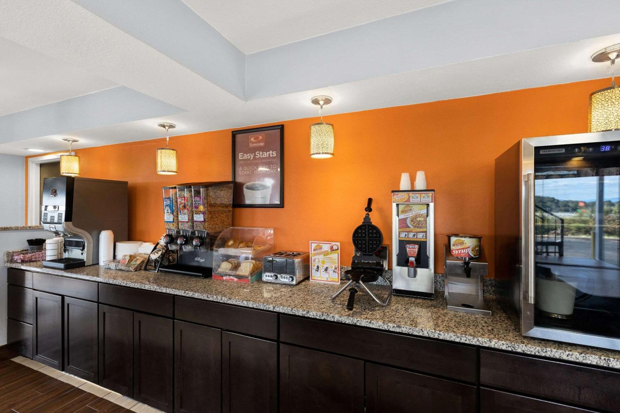 Econo Lodge White Pine Morristown I-81 & I-40 Split Экстерьер фото