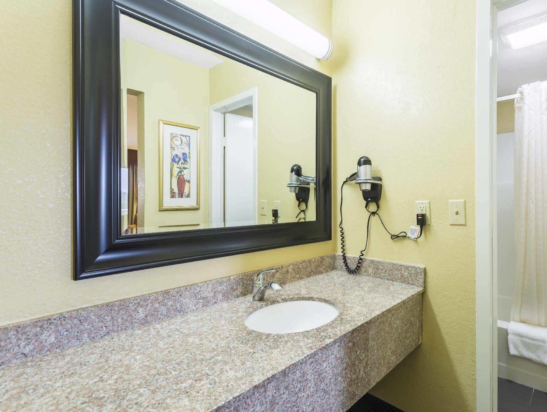 Econo Lodge White Pine Morristown I-81 & I-40 Split Экстерьер фото