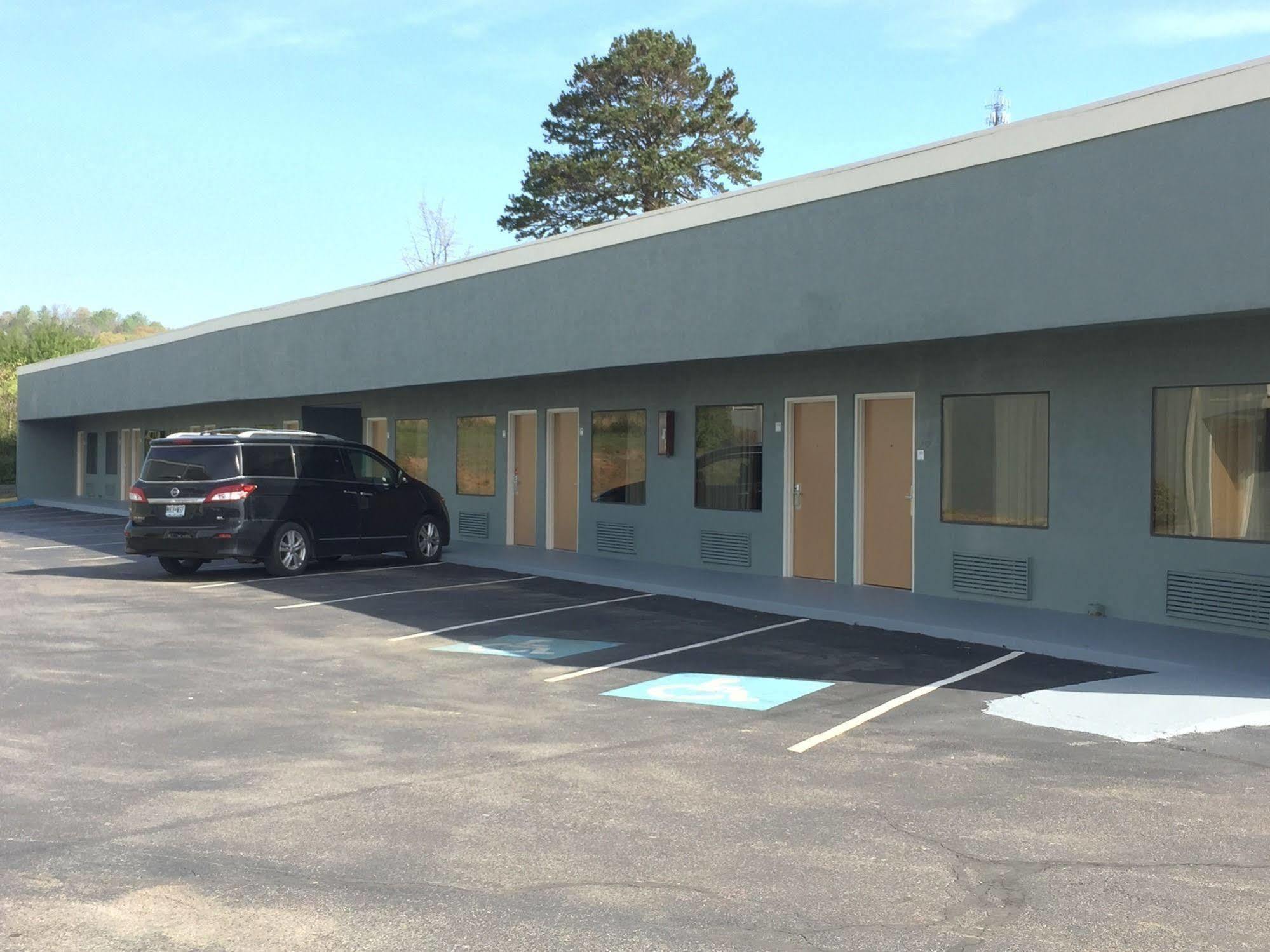 Econo Lodge White Pine Morristown I-81 & I-40 Split Экстерьер фото
